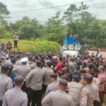 Masyarakat Dan Mahasiswa Konawe Utara berunjuk rasa di Polres Konawe Utara