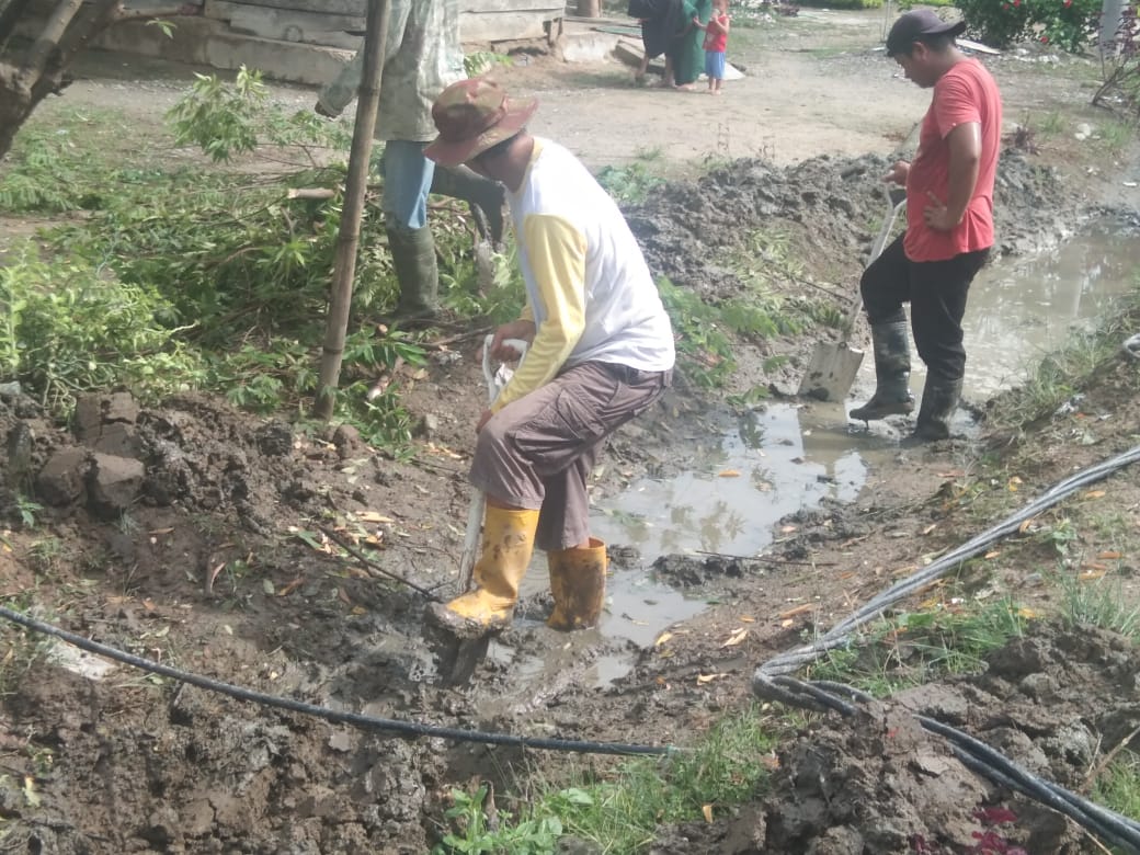 Kepala Desa Bumi Harapan Terjun Langsung Ke Got