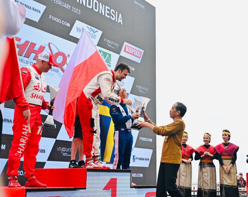 Presiden Jokowi dan Ibu Iriana Saksikan Seri Perdana F1H2O di Danau Toba