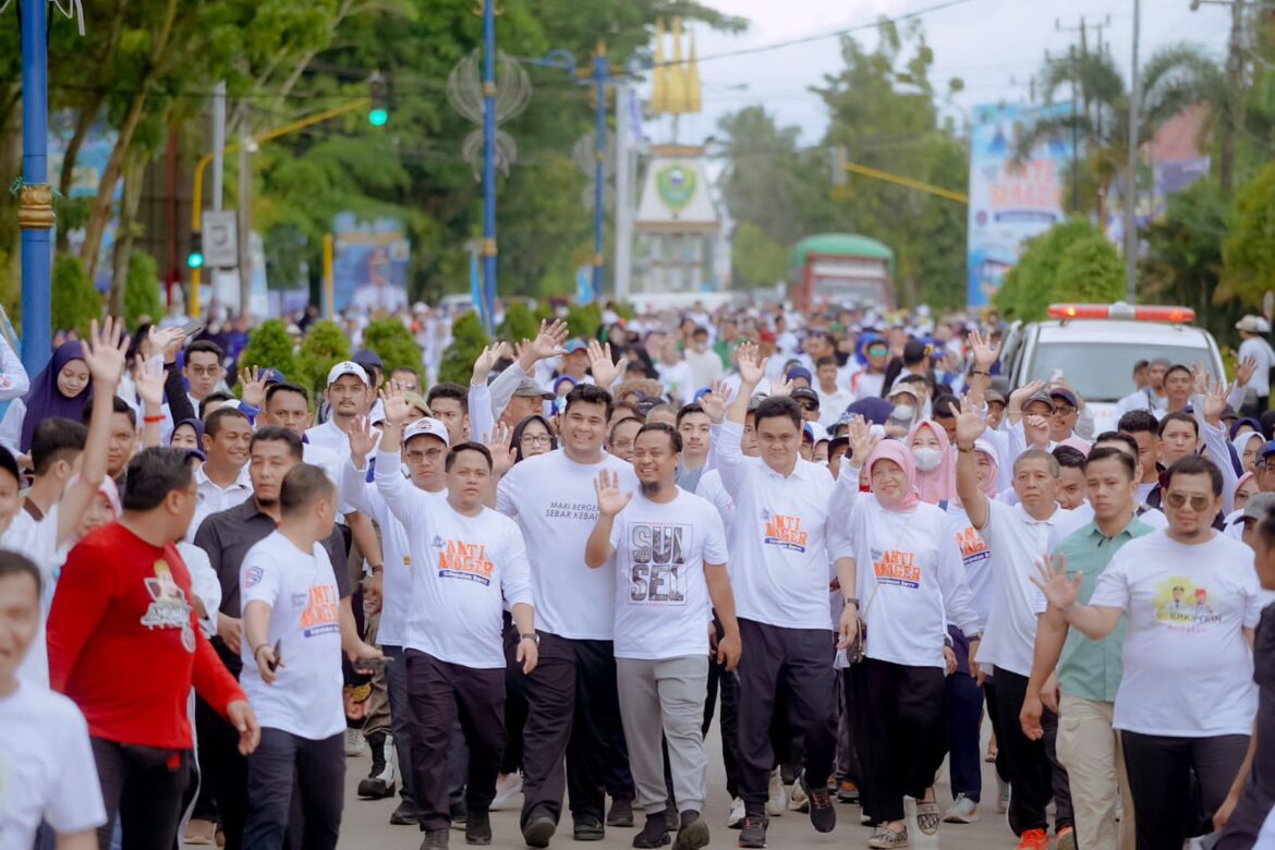 Jalan Santai Anti Mager Bersama Gubernur SulSel,  70 Ribu Warga Barru Tumpah Dijalan.