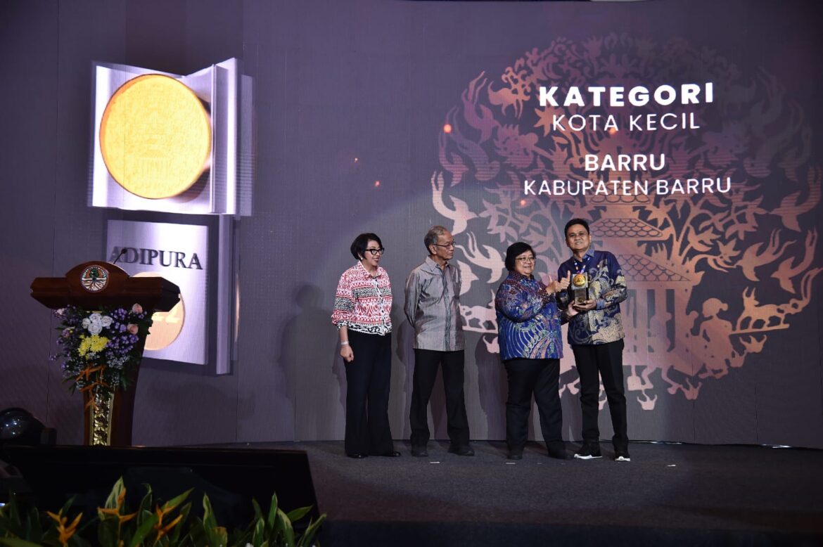 Baru Saja Merayakan Hari Jadi, Bupati Barru Hadir Langsung Menerima Penghargaan Adipura di Jakarta Pusat