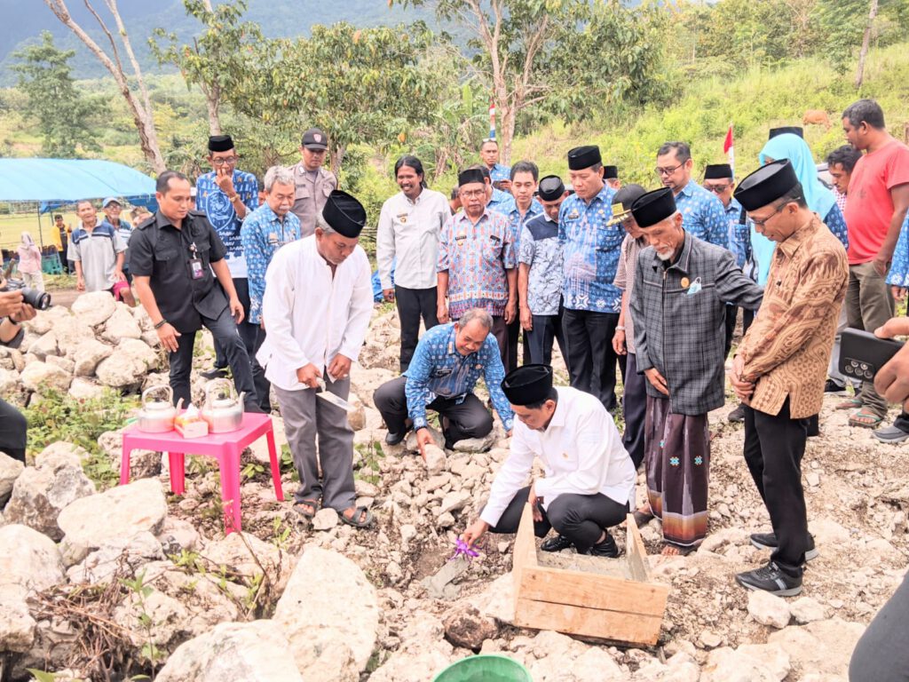 Bupati Barru Meletakan Batu pertama Pembangunan Mushallah Al Barru