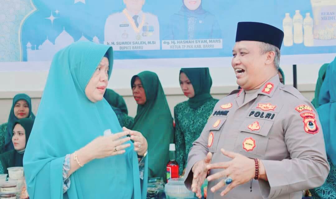 Ketua PKK Barru Hasnah Syam Bersama AKBP Dodik Kunjungi Pasar Ramadhan