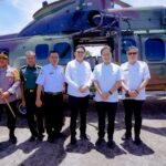 Menteri Kesehatan Bersama Rombongan Tiba Di Pelabuhan Garongkong Barru Menggunakan Helikopter Milik TNI