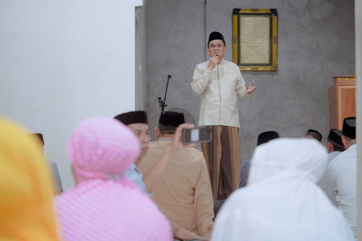 Bupati Barru Sholat Tarawih Pertama di Mushollah Al Fattah Padangloang