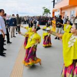 Tiba di Stasiun Rammang-Rammang, Presiden Disambut Tiga Tarian Khas Sulawesi Selatan