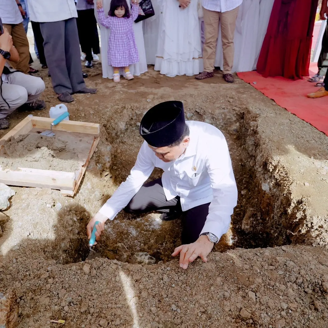 Bupati Barru Letakkan Batu Pertama Pembangunan Mesdjid