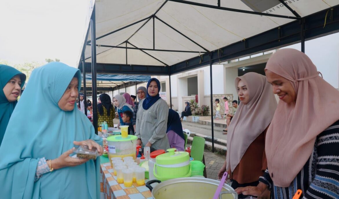 Ketua TP PKK Barru Hasnah Syam Borong Jualan UMKM