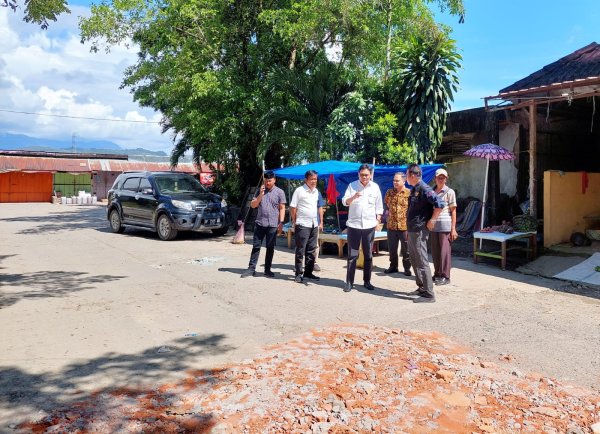 Bupati Barru Tinjau Jalan Rusak di Pasar Mattirowalie