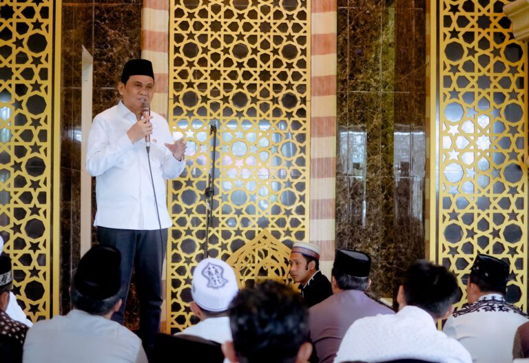 Laksanakan Safari Jumat Di Masjid Nurul Ichsan,Bupati Barru Ajak Masyarakat Terus Tingkatkan Zakat