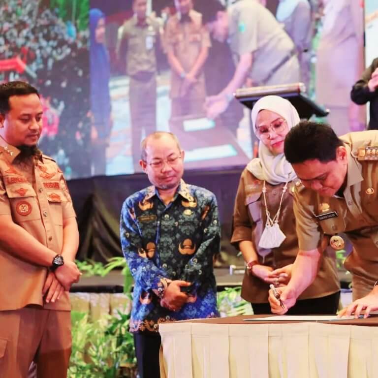 Bupati Barru Diganjar Penghargaan oleh Gubernur Sulsel