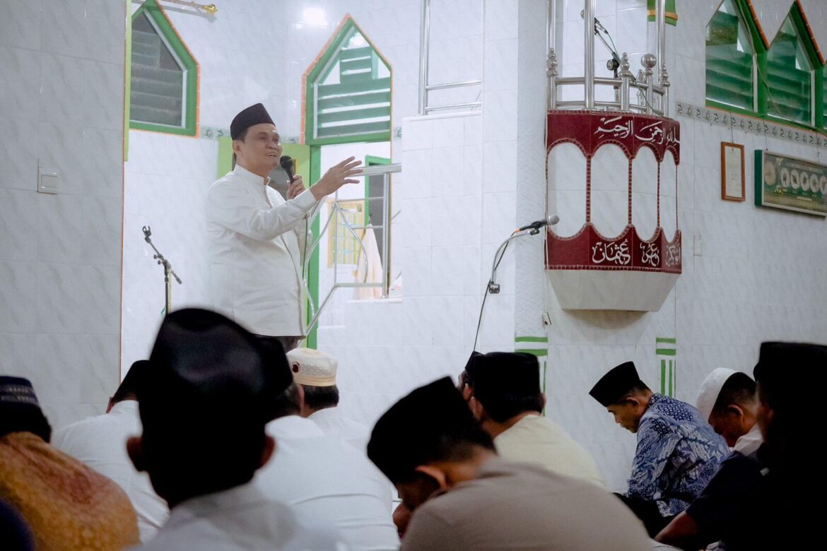 Bupati Barru dan Rombongan Shalat Tarwih di Masjid Babul Khaer