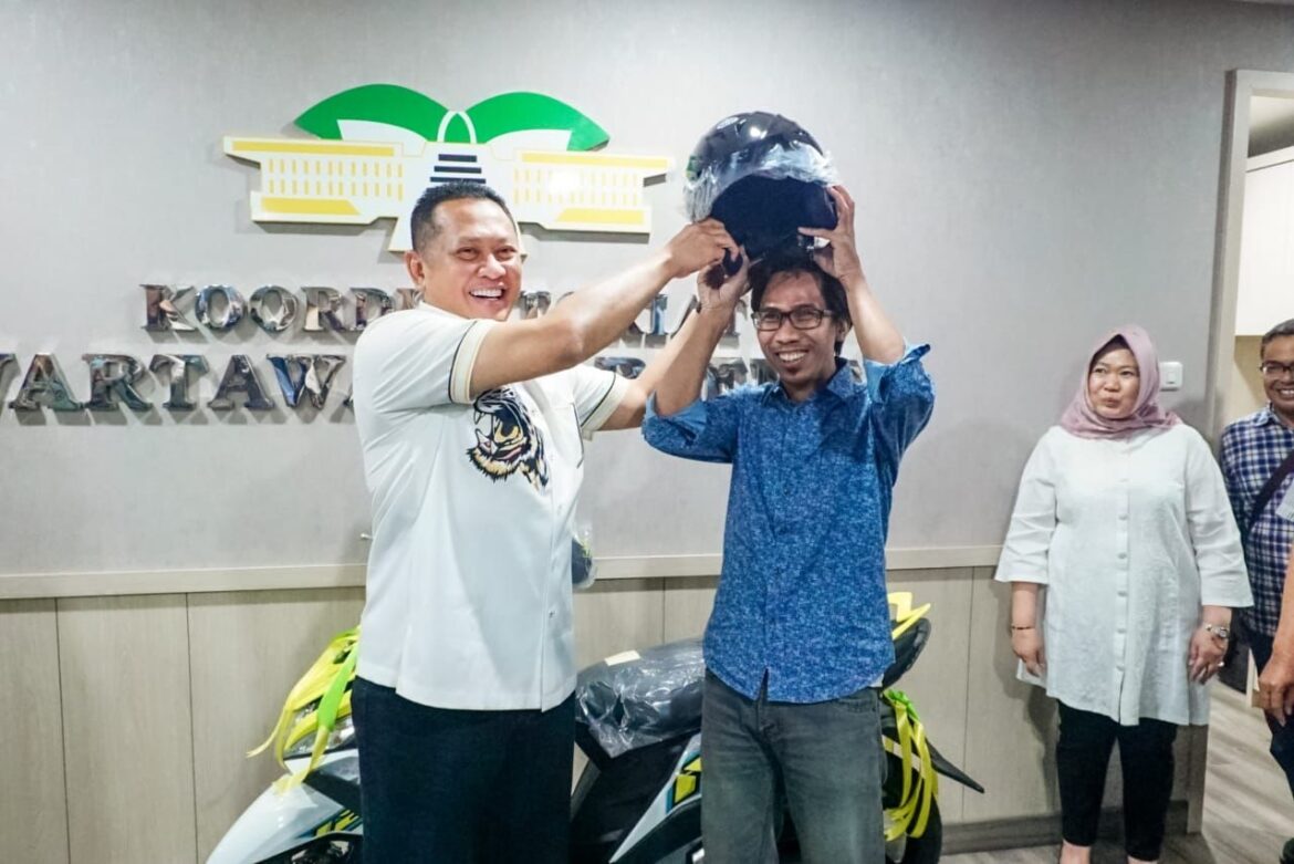 Ketua MPR RI Bamsoet Serahkan Hadiah Sepeda Motor kepada Wartawan Koordinatoriat Wartawan Parlemen