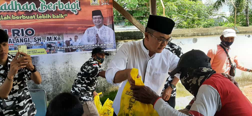 A. Rio Wakil Ketua MKD DPR RI Kembali Berbagi 2000 Paket Kepada Fakir Miskin