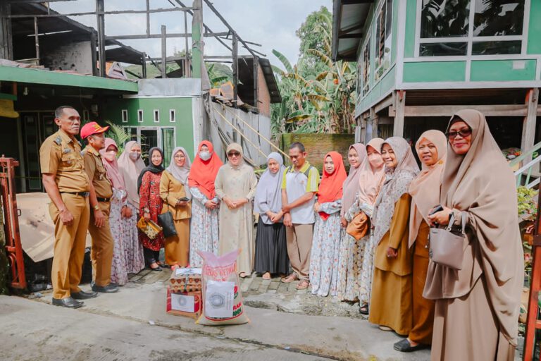 Ketua TP PKK Kab.Barru Kunjungi Korban Musibah Kebakaran di Kel.Bojo Baru