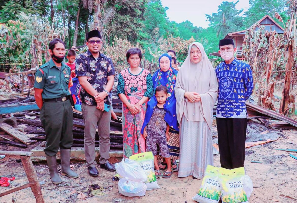 Ketua TP.PKK Kab.Barru Kunjungi Korban Kebakaran