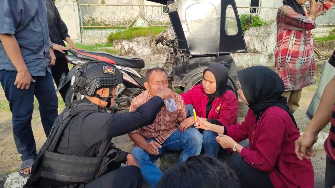 Melihat Korban Laka Lantas di Wajo, Ini Yang Dilakukan Tim Patroli Brimob Bone