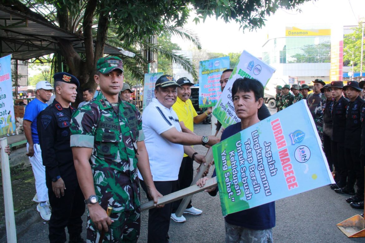 Dandim 1407/Bone Bersama Danyon C Pelopor Bone Edukasi Masyarakat Hadirkan Lingkungan Sehat Dan bersih