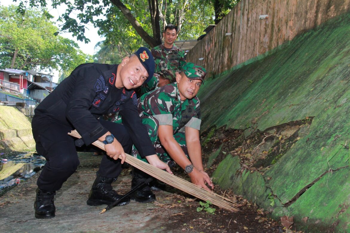 JOIN Bone Gelar Baksos Hari Lingkungan Hidup Sedunia, Komandan Brimob Batalyon C Pelopor Polda Sul-Sel Terjun Langsung Pimpin Pasukannya