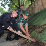 JOIN Bone Gelar Baksos Hari Lingkungan Hidup Sedunia, Komandan Brimob Batalyon C Pelopor Polda Sul-Sel Terjun Langsung Pimpin Pasukannya