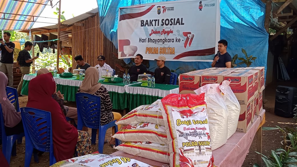 HUT Bhayangkara ke-77 Ditreskrimsus Polda Sultra Berbagi Sembako di Desa Puusuli dan Desa Tapuwatu