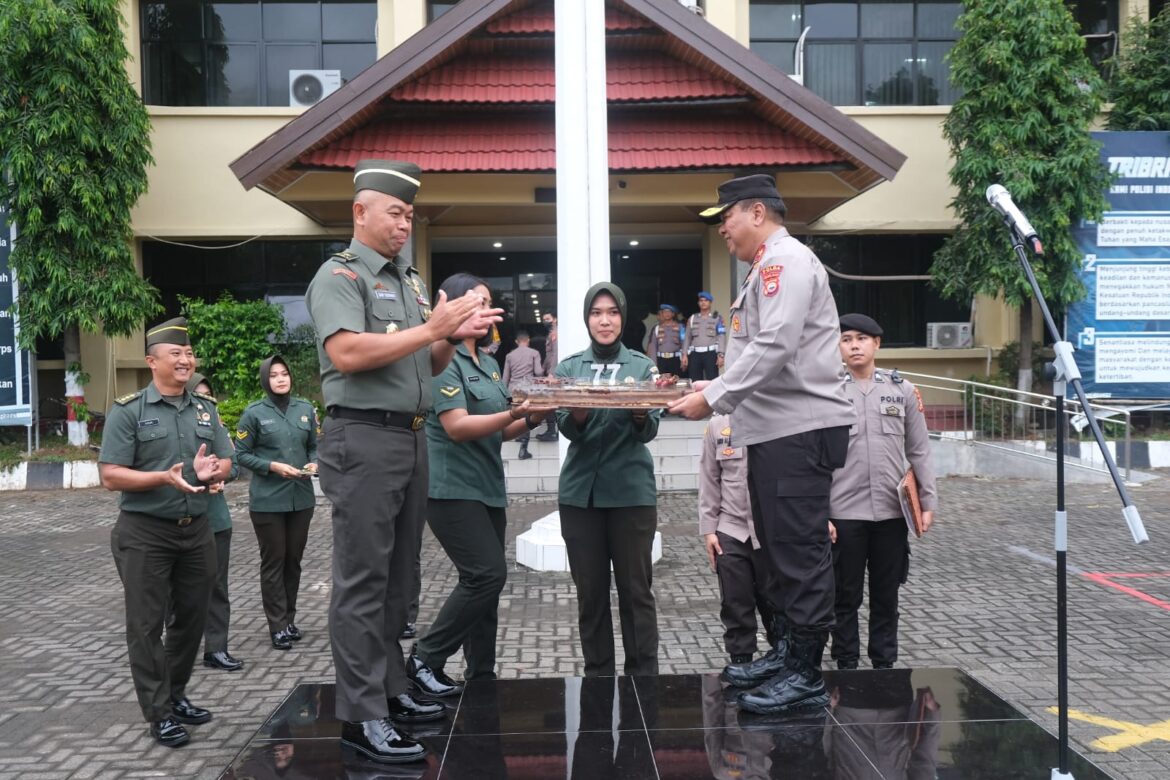 Silaturrahmi dan Beri Kejutan Hari Bhayangkara, Kasdam XIV/Hasanuddin Temui Wakapolda Sulsel Saat Apel Pagi