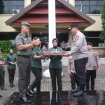 Silaturrahmi dan Beri Kejutan Hari Bhayangkara, Kasdam XIV/Hasanuddin Temui Wakapolda Sulsel Saat Apel Pagi