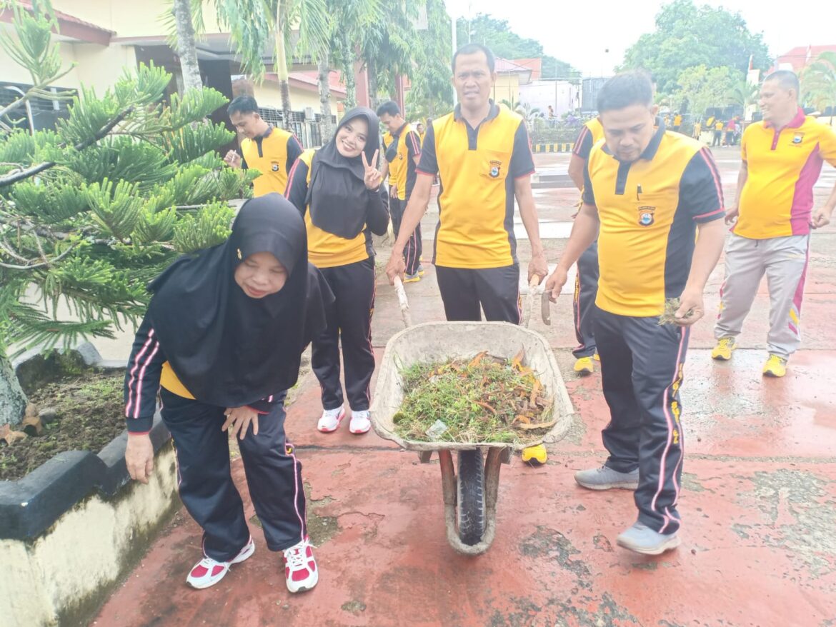 *Jum’at Bersih, Personel Polres Sinjai Korvei Sekitar Mako Usai Apel Pagi.*