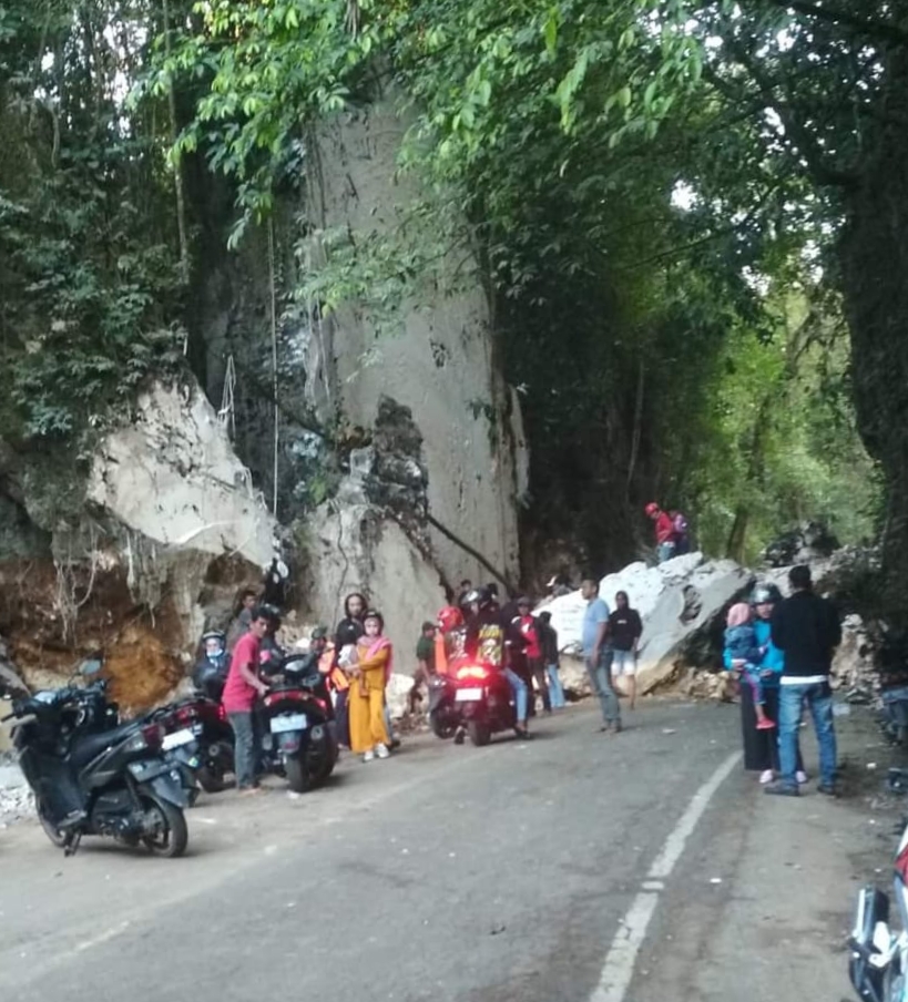 Badan Jalan Poros Maros Bone Tertutup Runtuhan Batu Di Hutan Karaenta Dusun Pattunuang