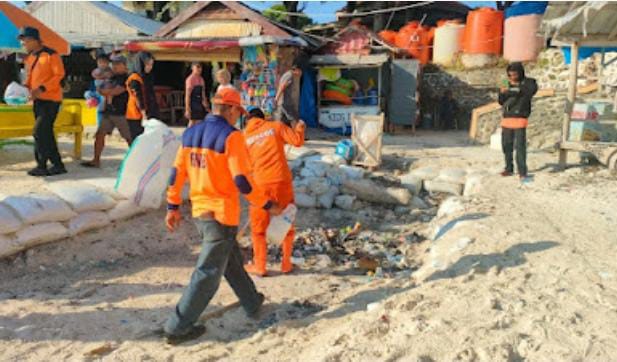 *BPBD Bulukumba SulSel Gelar Aksi Bersih di Wisata Pantai Tanjung Bira*