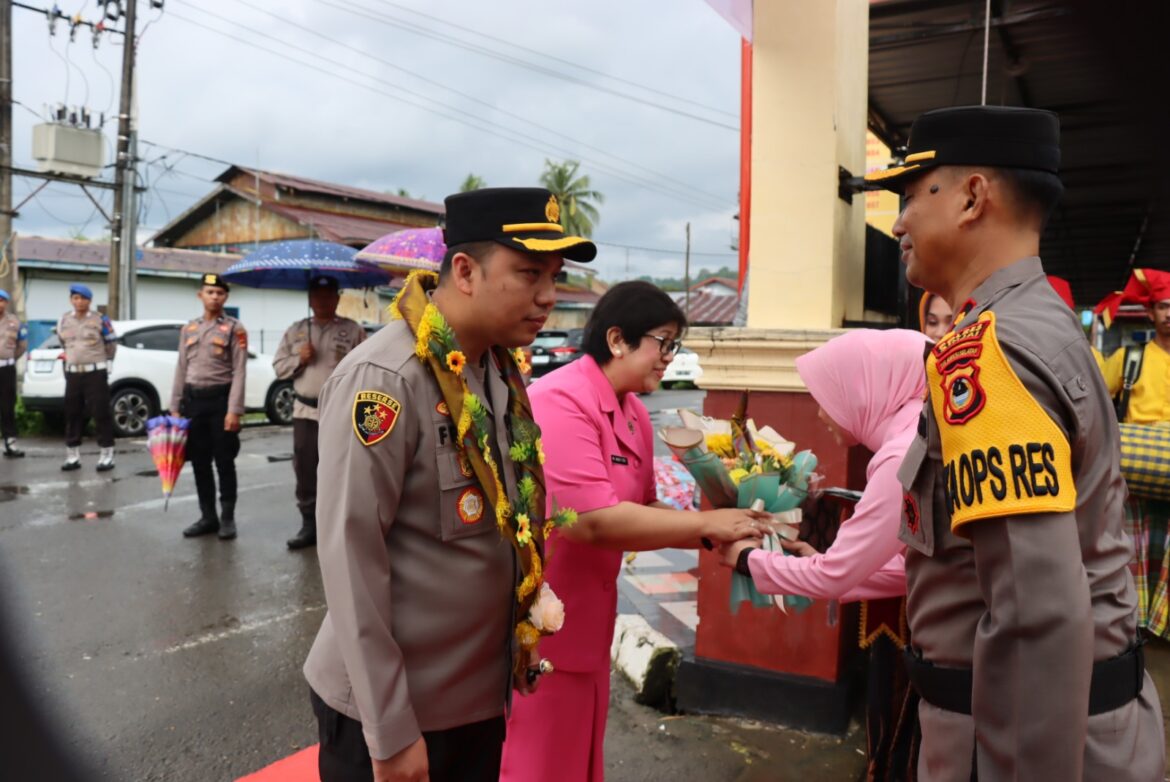 Penyambutan Kapolres Sinjai Yang Baru Akbp Fery Nur Abdullah, S.Ik, Disambut Tari Padduppa.*