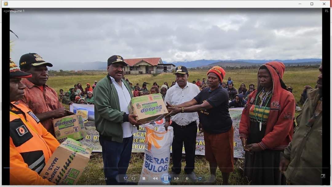 Kapolri Salurkan 264,7 Ton Beras dan 1.500 Sembako untuk Warga Papua yang Terdampak Kekeringan