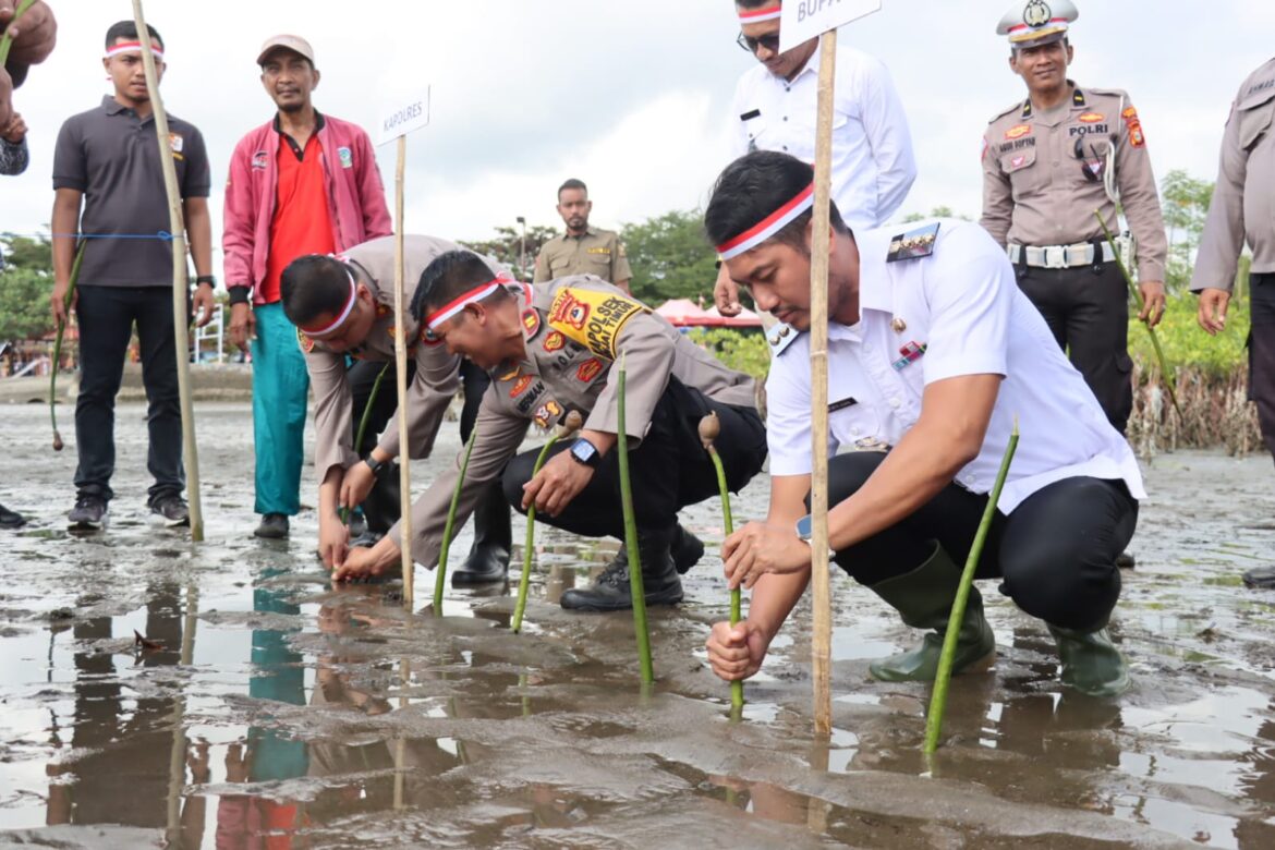 Lestarikan Lingkungan, Polres Sinjai dan Jajaran Melakukan Penanaman Pohon Serentak.*