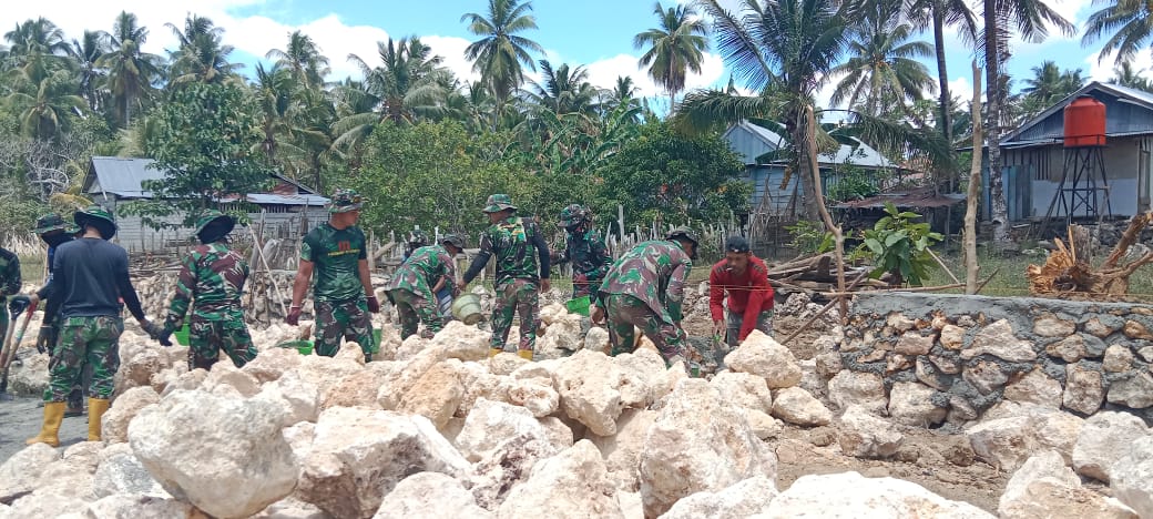 Walau Panas Terik, Anggota Satgas TMMD 118 Kodim 1416/Muna Tetap Semangat Kerja