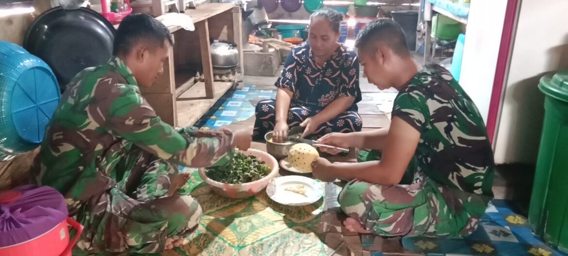 Keakraban Orang Tua Asuh Dengan Anggota Satgas TMMD 118 Kodim Muna Pada Saat Bantu Memasak