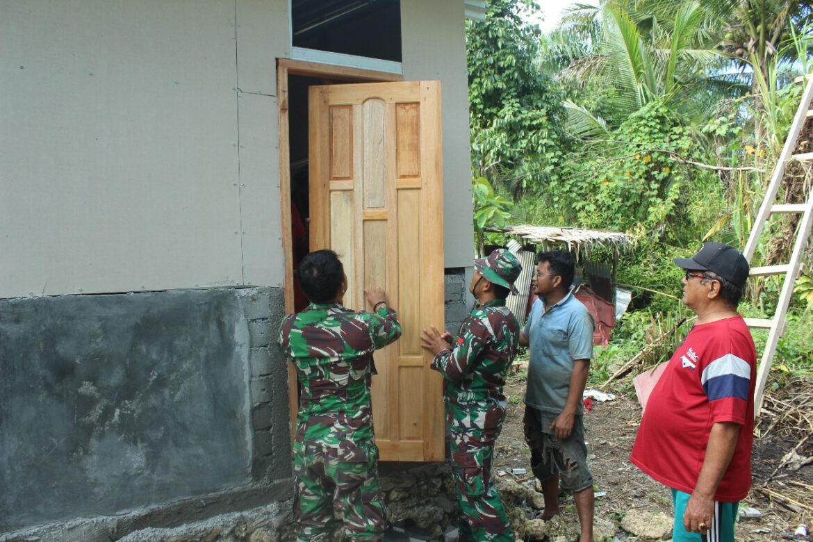 TMMD ke 118 Kodim 1427 Pasangkayu Sasaran RTLH Memasuki 60 Persen Tahap Pemasangan Pintu rumah