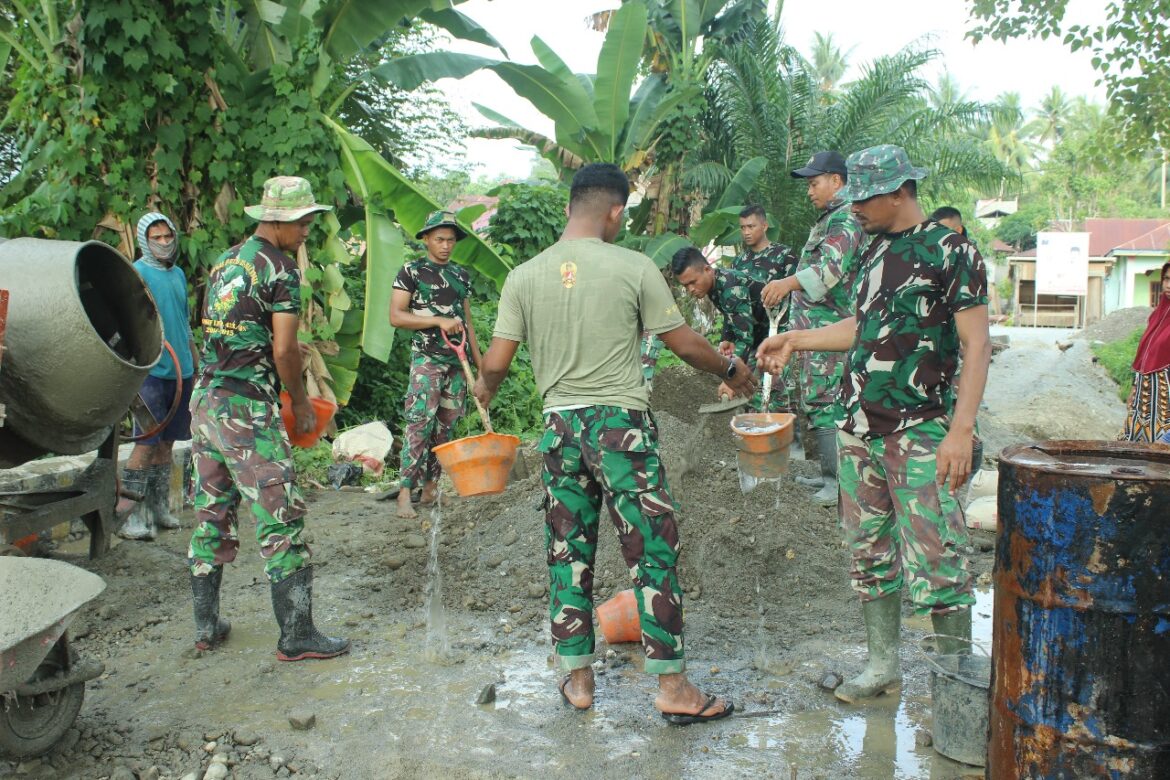 Di Bawah Trik Matahari Personil Satgas TMMD ke 118 Kodim 1427 Pasangkayu Sasaran Pengecoran Rabat Beton di Dusun Morobio