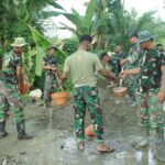 Di Bawah Trik Matahari Personil Satgas TMMD ke 118 Kodim 1427 Pasangkayu Sasaran Pengecoran Rabat Beton di Dusun Morobio