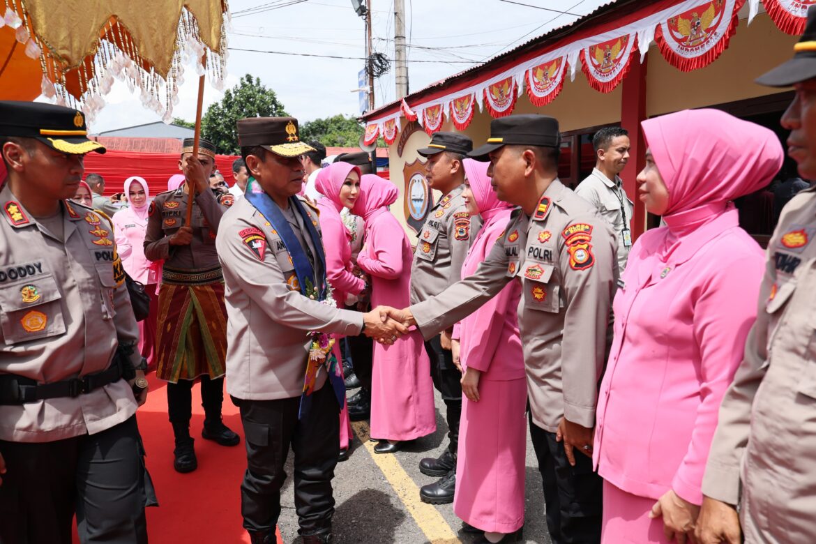 Kunjungan Kerja Ke Polres Bone,  Kapolda Sulawesi Selatan Berikan Arahan kepada Personel Polres Bone.