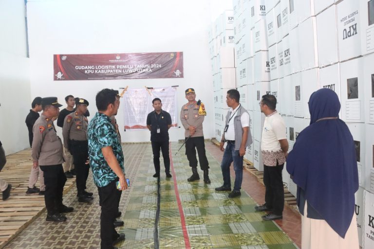 Kapolres AKBP Husni Bersama Jajaran Tinjau Gudang Logistik KPU Luwu Utara.