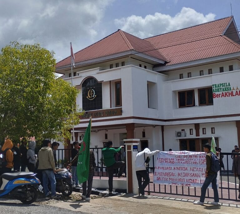 Mahasiswa Demo lagi, Kajari Luwu Utara Ungkap Pembangunan Perpustakaan Ditangani Polda SULSEL.