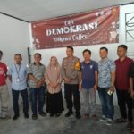 Kegiatan Sosialisasi Pemilu KPU Lutra Di Kemas Dalam Cofe Demokrasi.