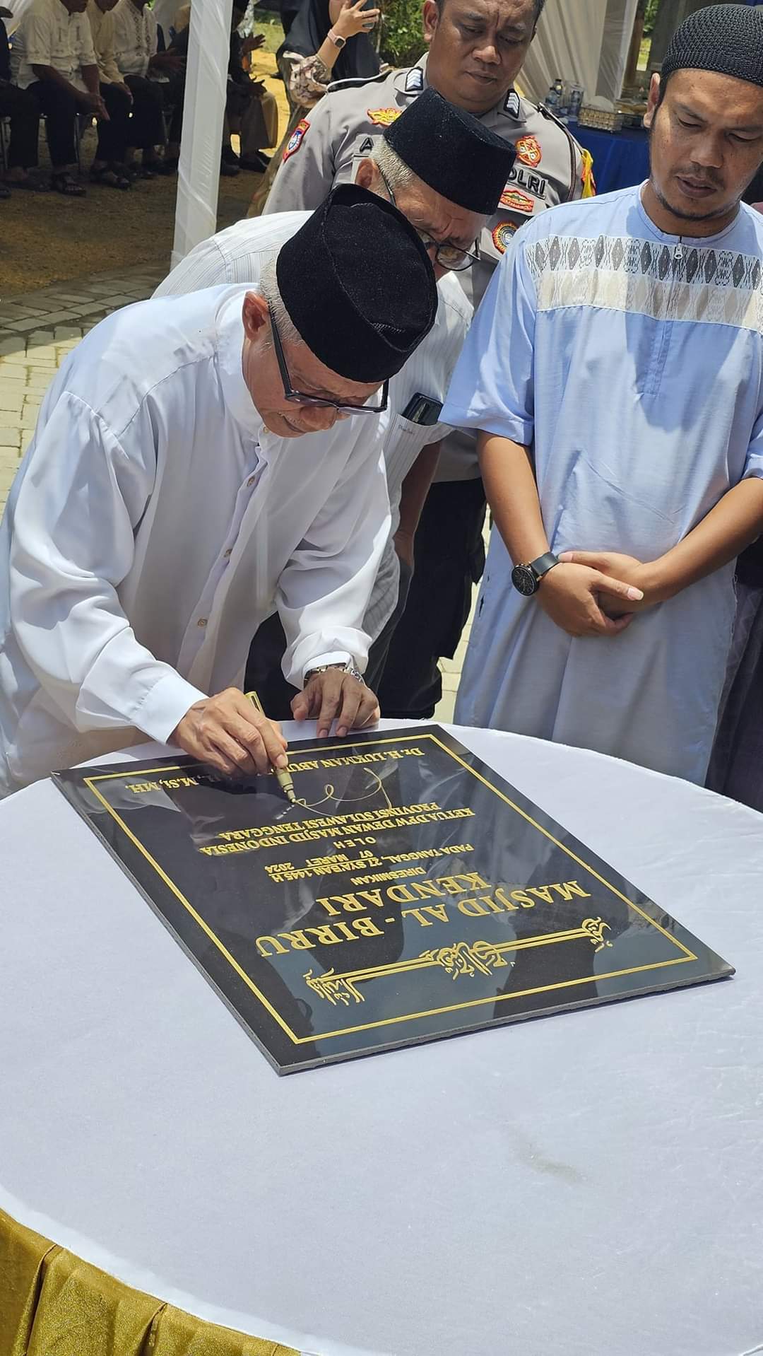 LUKMAN ABUNAWAS RESMIKAN MASJID AL-BIRRU KEMARAYA, KENDARI