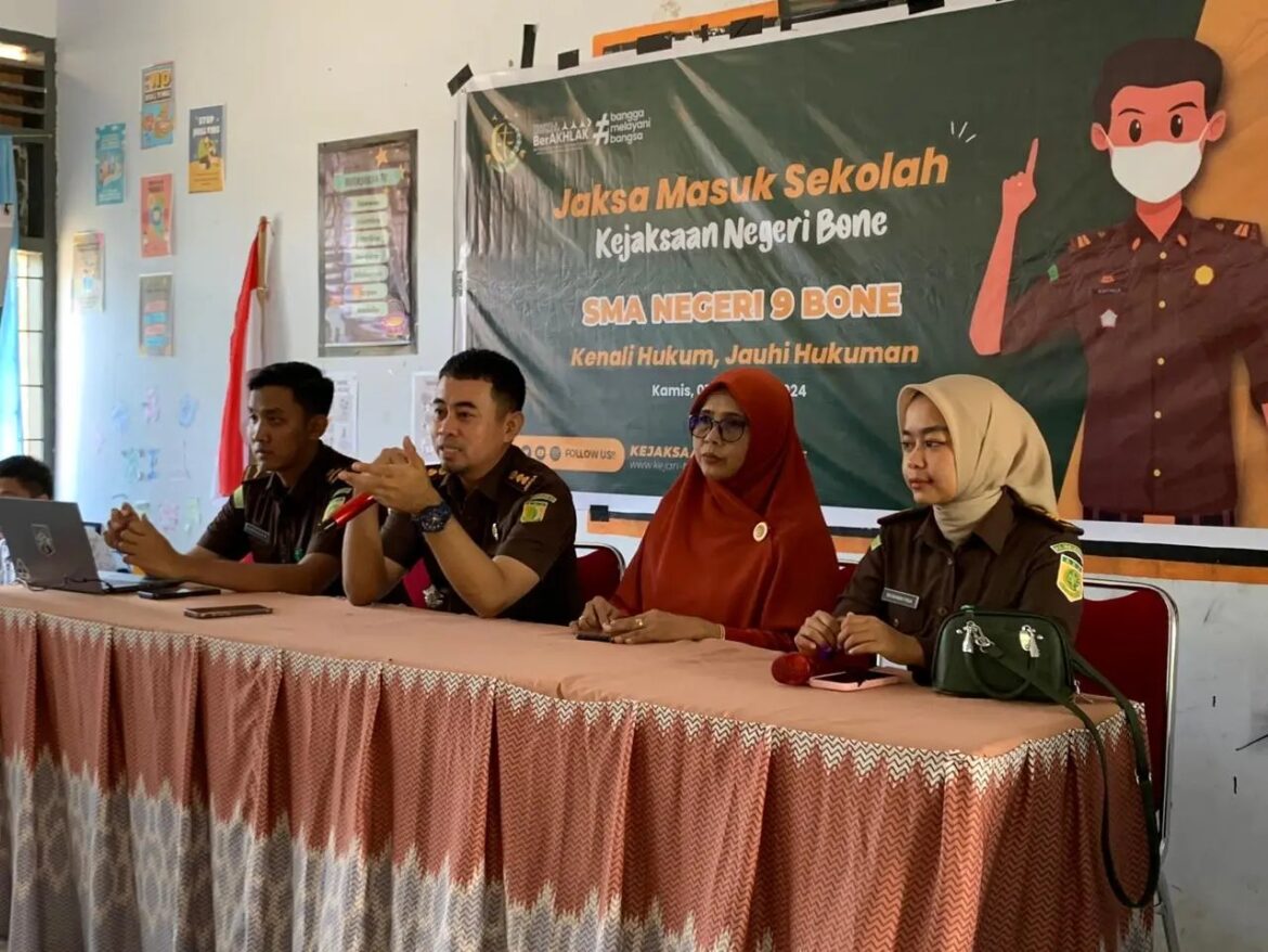 Kejaksaan Negeri Bone Melakukan Penyuluhan Hukum di SMA N 13 Bone