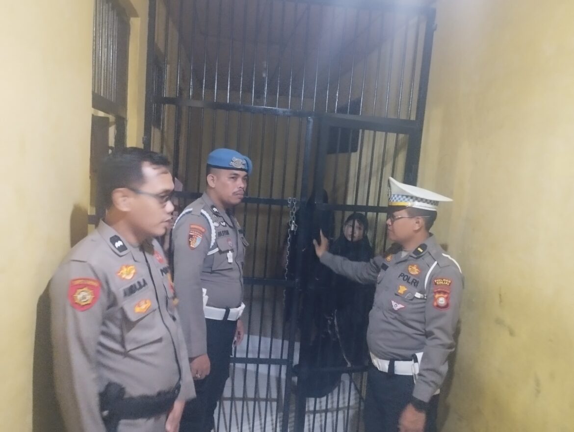 *Pawas Polres Sinjai Cek Tahanan Malam Hari, Antisipasi Hal-hal Yang Tidak Diinginkan.*