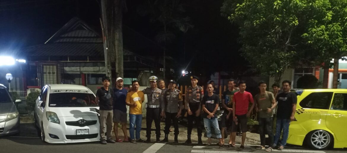 *Ciptakan Situasi Aman Kondusif, Pawas Polres Sinjai Pimpin Patroli Malam Minggu.*