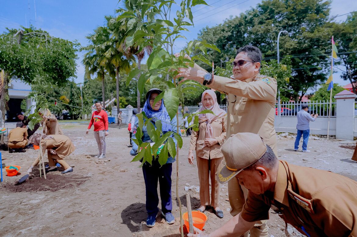 Bupati Barru Lakukan Penanam dan Sedekah Pohon 32995 Secara Serentak