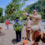 Bupati Barru Lakukan Penanam dan Sedekah Pohon 32995 Secara Serentak