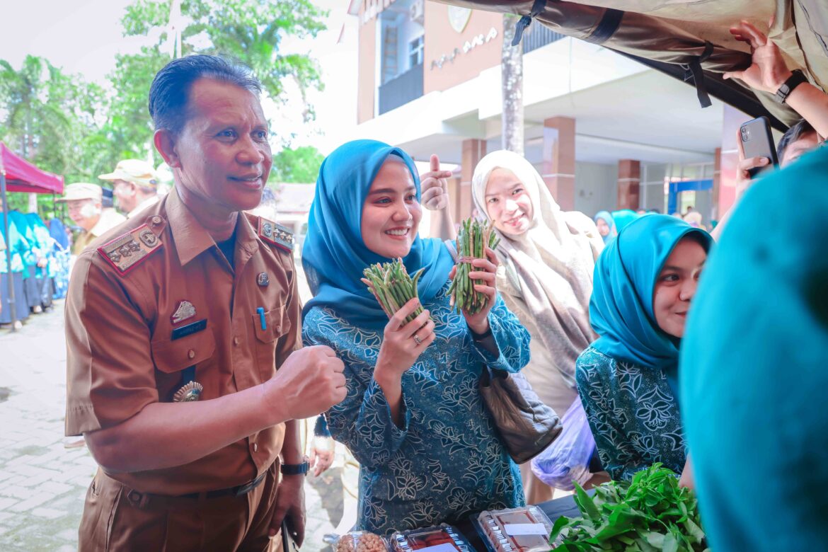 Plt. Ketua TP PKK Didampingi Kadis Pertanian Kab. Barru Launching Gerakan Pangan Murah