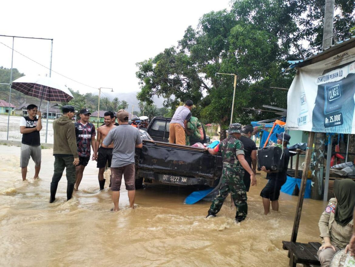 Babinsa Koramil 1430-02/Asera Bantu Evakuasi Warga Terdampak Banjir